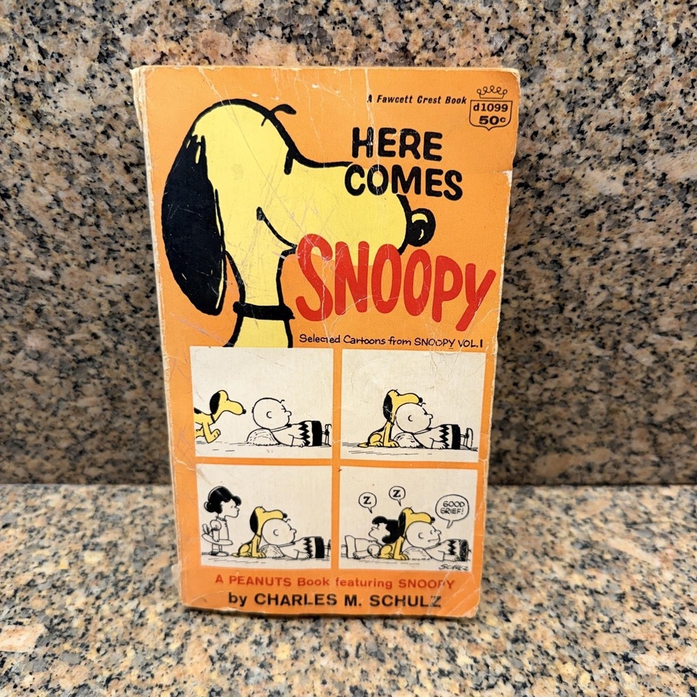 Vintage 1970 Here Comes Snoopy Charles M. Schulz Fawcett Paperback Peanuts Book